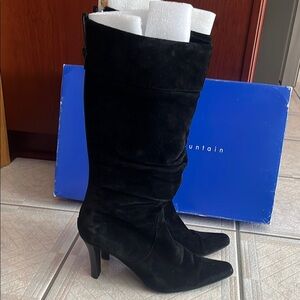 Women's Black Suede Boots size 10 white Mountain